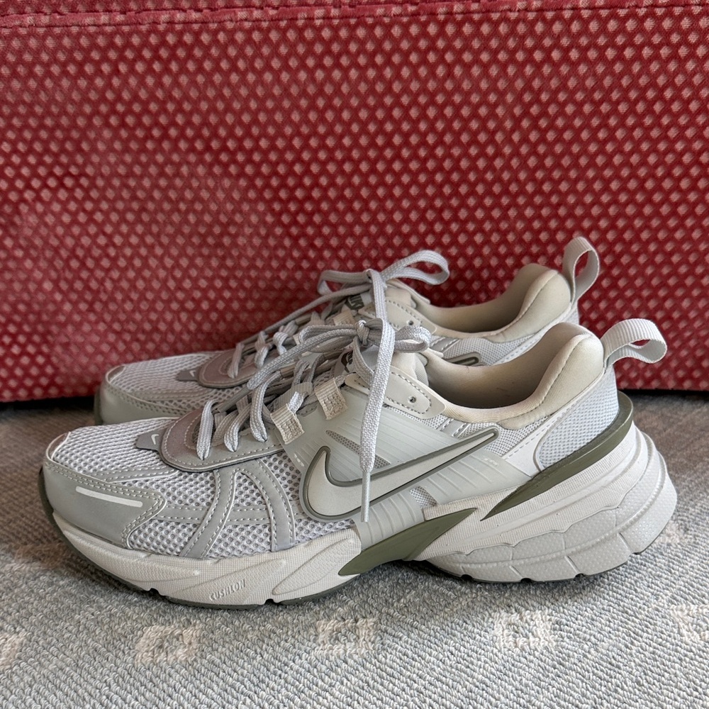 Nike Light Gray V2K Run Sneaker Brand New Never Worn - Picture 5 of 10